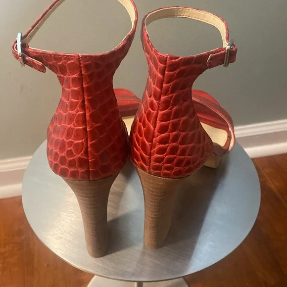 NEW VINCE CAMUTO RED ALLIGATOR LEATHER SANDAL - Picture 8 of 12